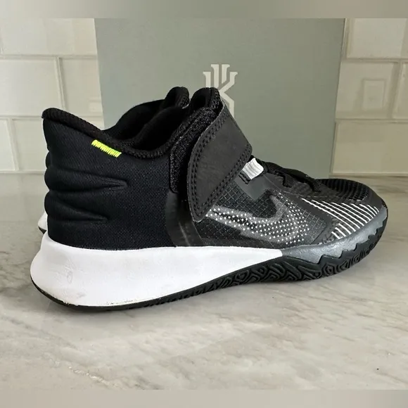 Nike Kyrie Flytrap shoes in black/white anthracite, size 1.5y