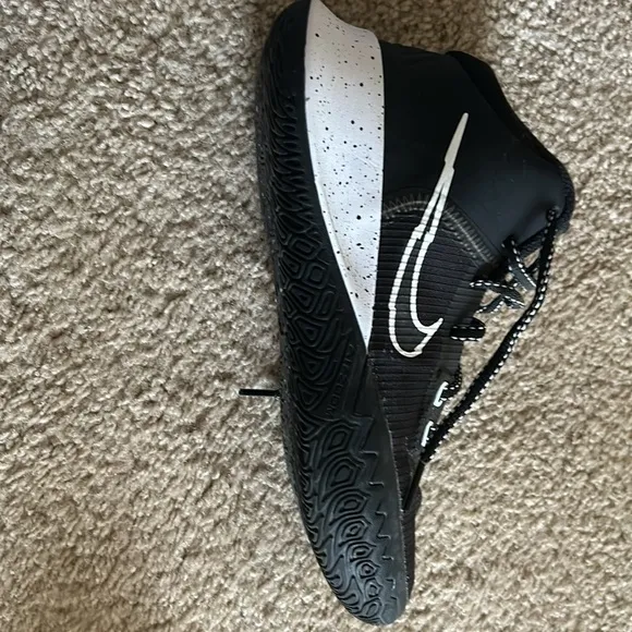 Nike Kyrie Flytrap Size 5 Black White Basketball Shoes