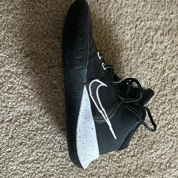 Nike Kyrie Flytrap Size 5 Black White Basketball Shoes