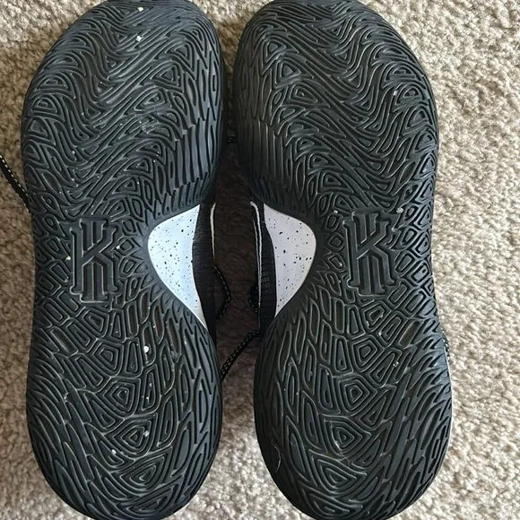 Nike Kyrie Flytrap Size 5 Black White Basketball Shoes