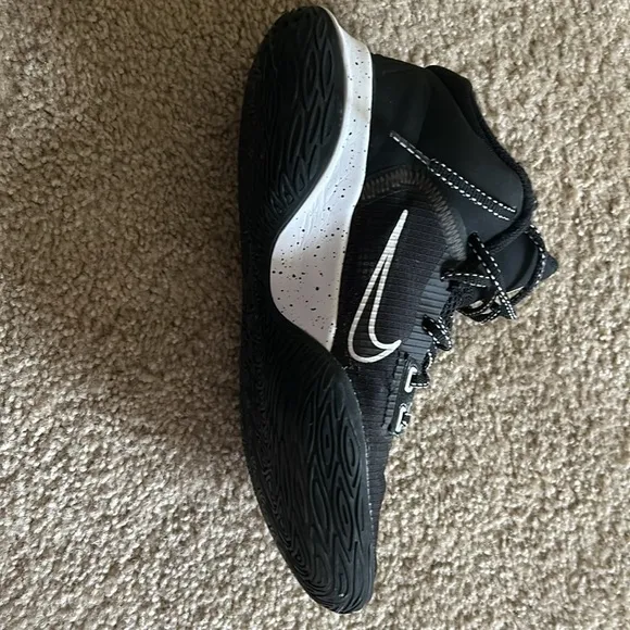 Nike Kyrie Flytrap Size 5 Black White Basketball Shoes
