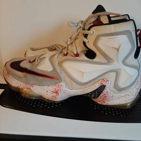 NIKE LEBRON JAMES FRI 13TH SNEAKER SIZE 10