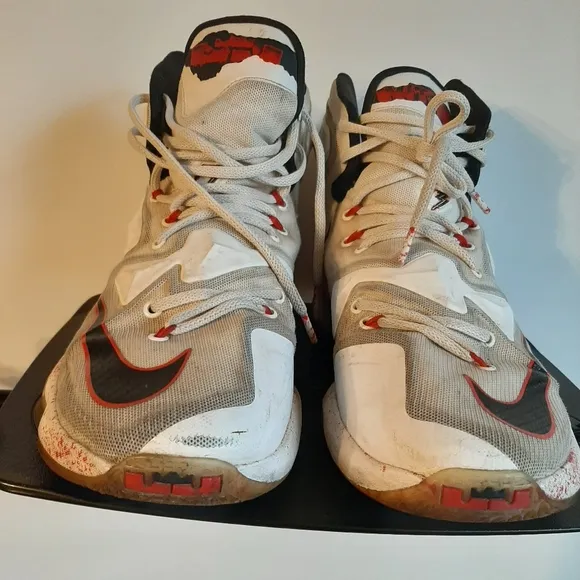 NIKE LEBRON JAMES FRI 13TH SNEAKER SIZE 10