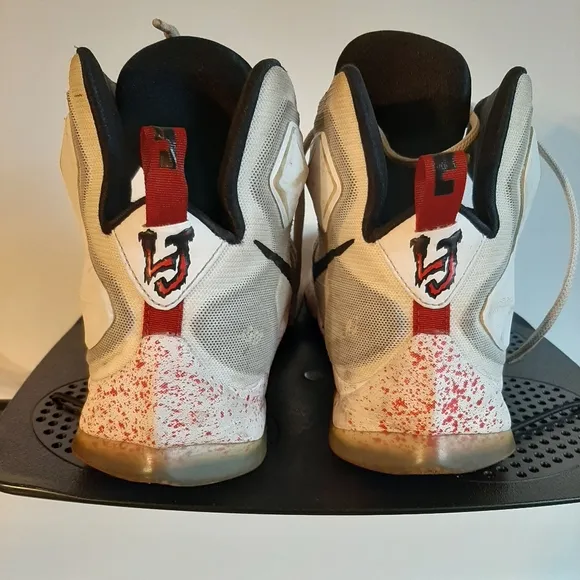 NIKE LEBRON JAMES FRI 13TH SNEAKER SIZE 10