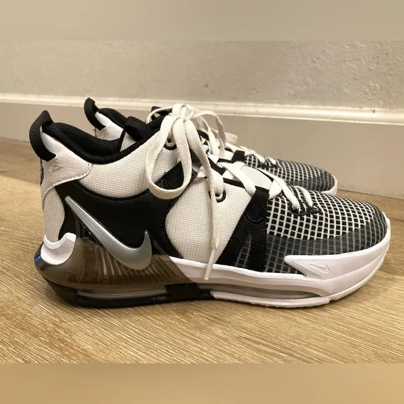 Nike LeBron Witness 7 Black White Kid's Grade School Basketball Shoes Size 6.5 Y