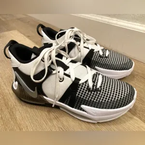 Nike LeBron Witness 7 Black White Kid's Grade School Basketball Shoes Size 6.5 Y