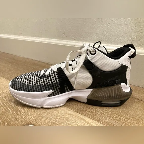 Nike LeBron Witness 7 Black White Kid's Grade School Basketball Shoes Size 6.5 Y