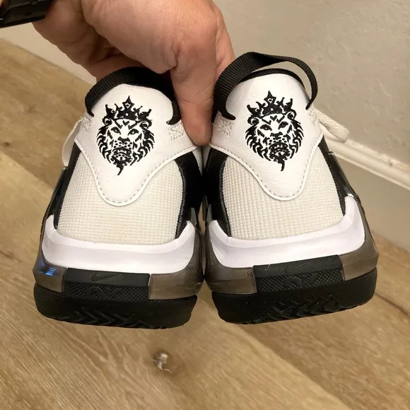 Nike LeBron Witness 7 Black White Kid's Grade School Basketball Shoes Size 6.5 Y