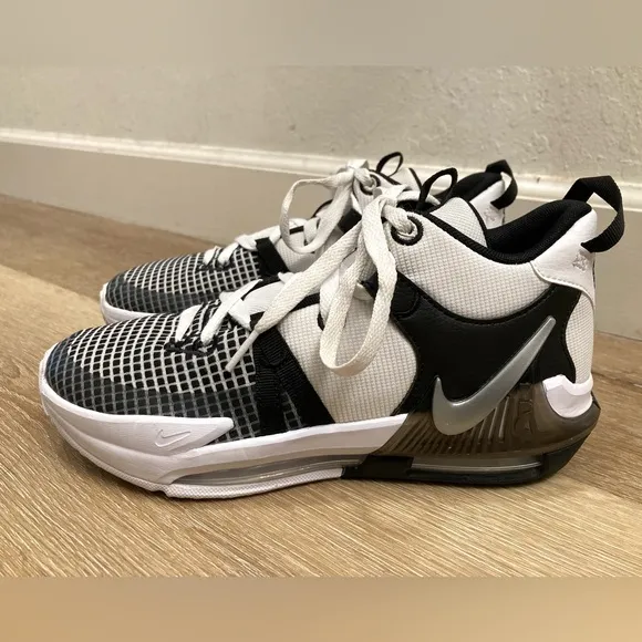 Nike LeBron Witness 7 Black White Kid's Grade School Basketball Shoes Size 6.5 Y
