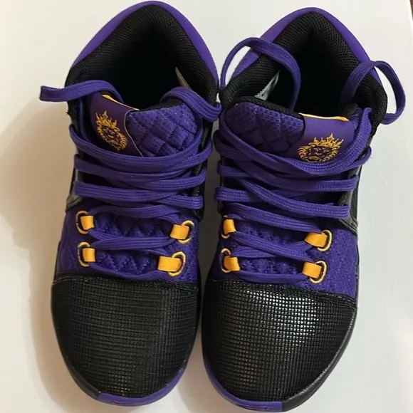 Nike LeBron Witness 8 Basketball Shoes    Sz. 6.0    Black/Gold/Purple