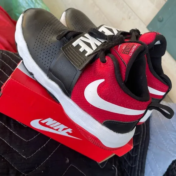 Nike team hustle d8 black university red shoes