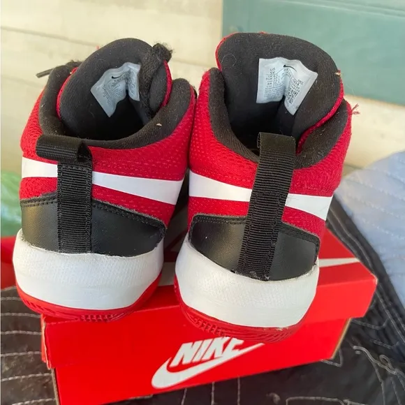 Nike team hustle d8 black university red shoes