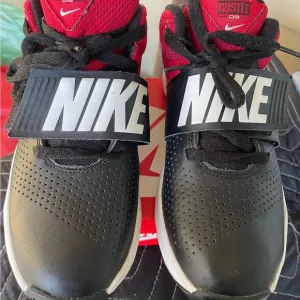 Nike team hustle d8 black university red shoes