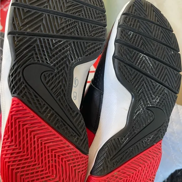 Nike team hustle d8 black university red shoes