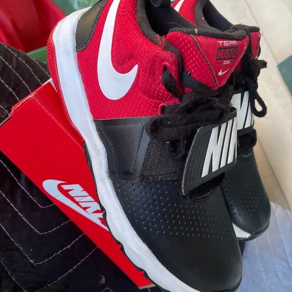 Nike team hustle d8 black university red shoes