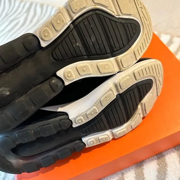Nike Women's Air Max 270 Shoes Black and white