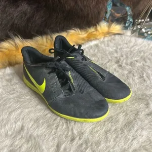 Nike phantom shoes 5.5 (6012)