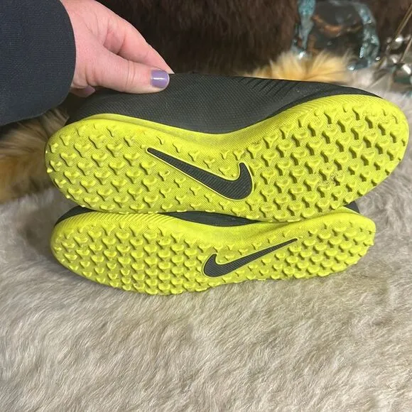 Nike phantom shoes 5.5 (6012)