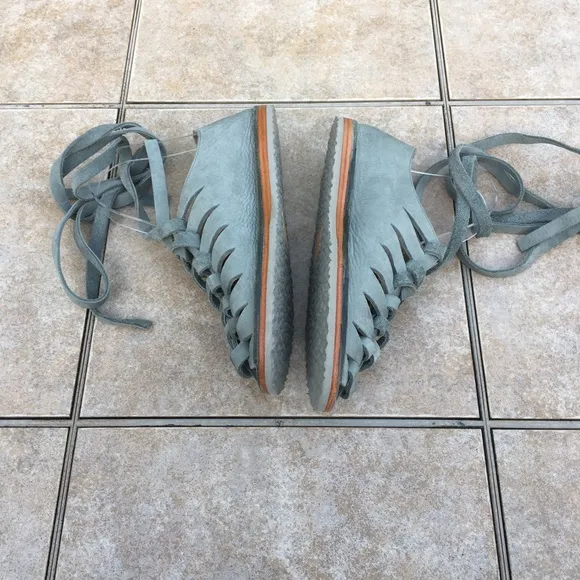 NWOB Frye Holly nubuck gladiator flats shoes 7.5