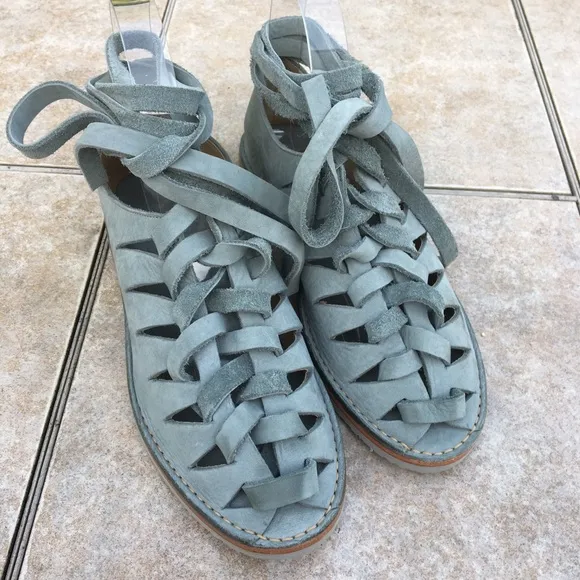 NWOB Frye Holly nubuck gladiator flats shoes 7.5