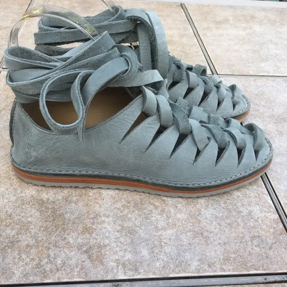 NWOB Frye Holly nubuck gladiator flats shoes 7.5