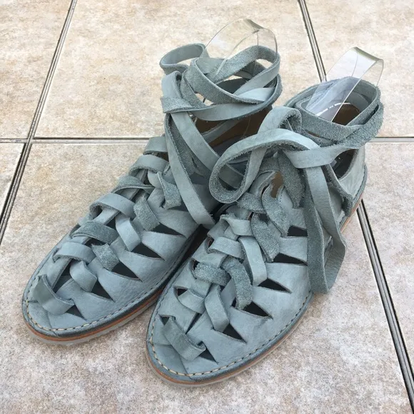 NWOB Frye Holly nubuck gladiator flats shoes 7.5
