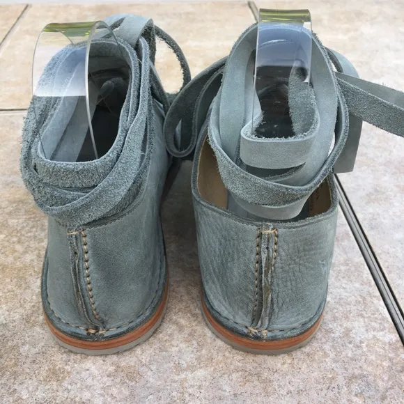 NWOB Frye Holly nubuck gladiator flats shoes 7.5