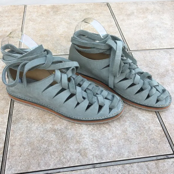NWOB Frye Holly nubuck gladiator flats shoes 7.5