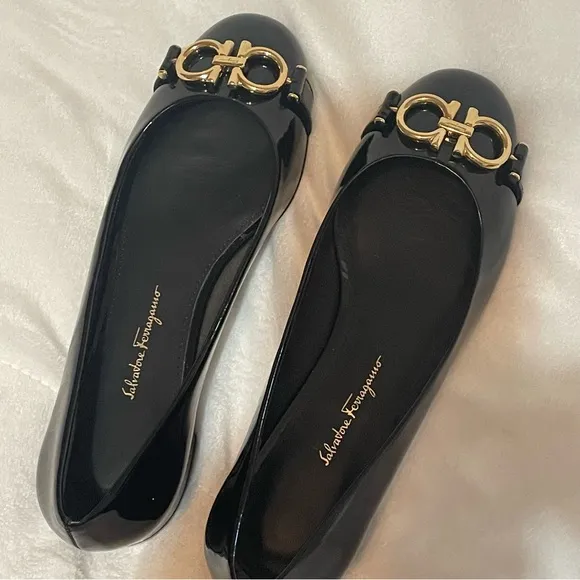 NWOB Salvatore Ferragamo Sz 5.5 Black Patent Leather Flats w/ Gold Hardware