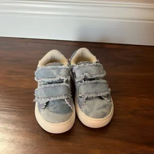 NWOT Steve Madden Rezume Denim Velcro Sneakers w Glitter Star-Size 8