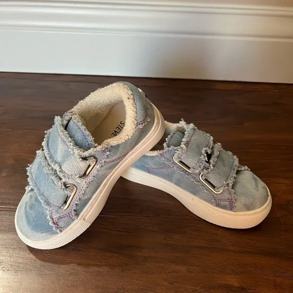 NWOT Steve Madden Rezume Denim Velcro Sneakers w Glitter Star-Size 8