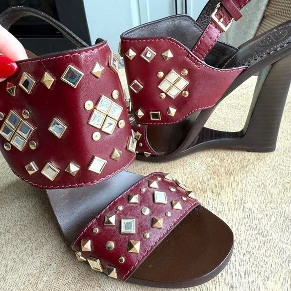 NWOT/Box TORY BURCH Kingsbridge Studded Wedge Sandals Burgundy Gold 8.5 Leather