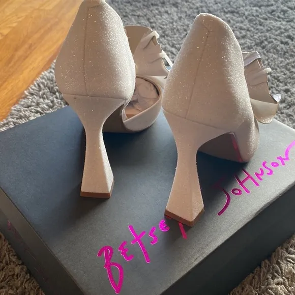 NWT Betsey Johnson Nobble Ivory Bow Glitter Pointed Pumps