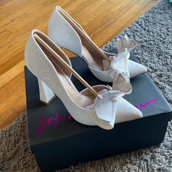 NWT Betsey Johnson Nobble Ivory Bow Glitter Pointed Pumps