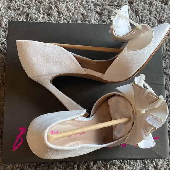 NWT Betsey Johnson Nobble Ivory Bow Glitter Pointed Pumps