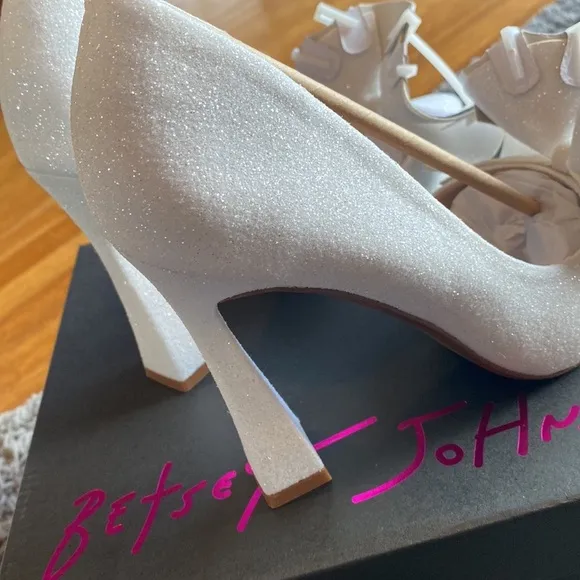 NWT Betsey Johnson Nobble Ivory Bow Glitter Pointed Pumps