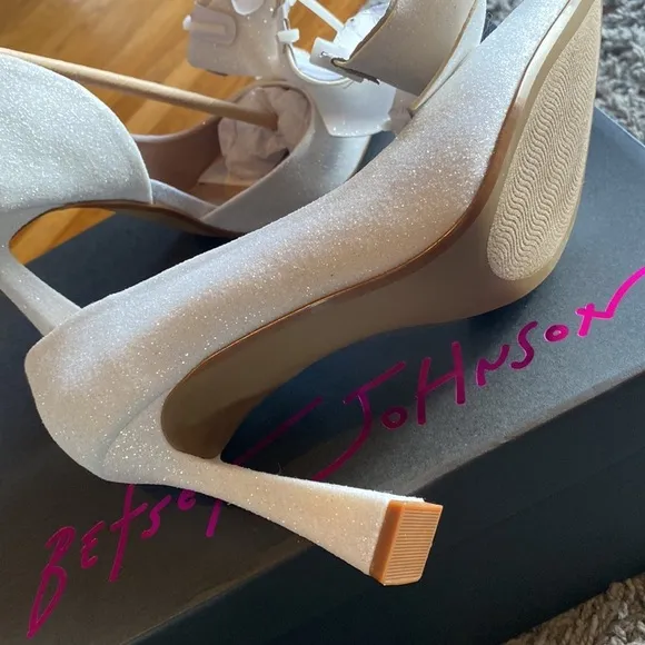 NWT Betsey Johnson Nobble Ivory Bow Glitter Pointed Pumps