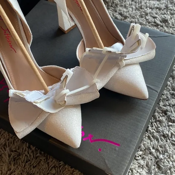 NWT Betsey Johnson Nobble Ivory Bow Glitter Pointed Pumps