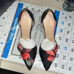 NWT Elsie Fabric Knotted Doorsay Pumps