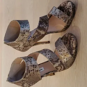 NWT Nina Faust YM Natural Metallic Glitter Formal Stiletto Sandals