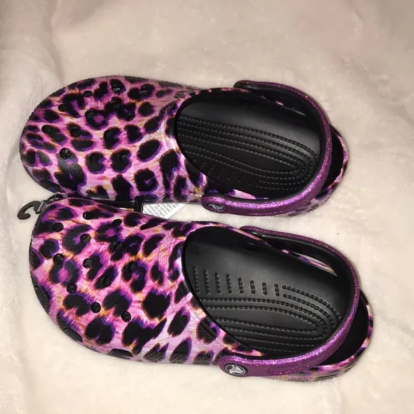 NWT PINK /PURPLE Classic Animal Print Crocs Youth size J6 Papaya Leopard shoes