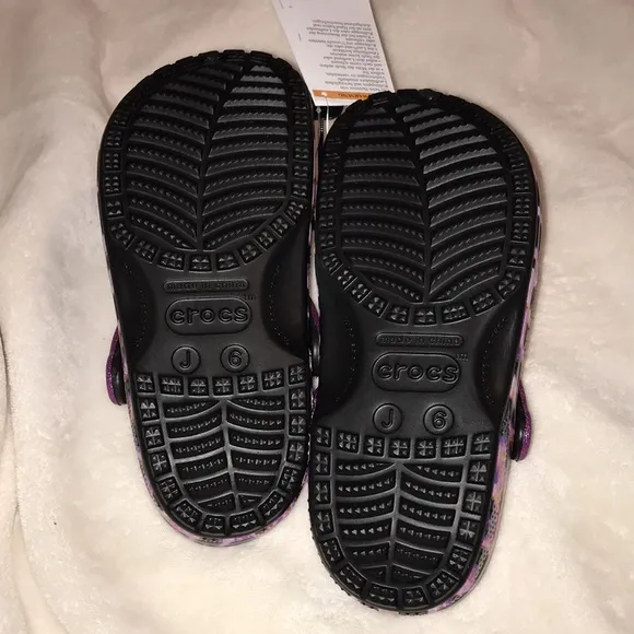 NWT PINK /PURPLE Classic Animal Print Crocs Youth size J6 Papaya Leopard shoes