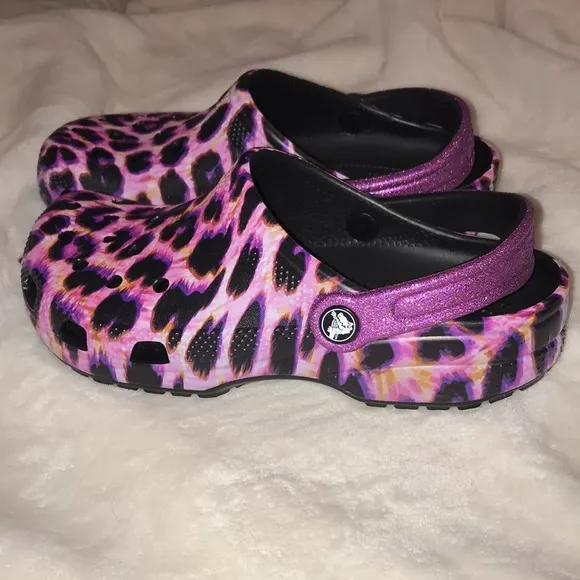 NWT PINK /PURPLE Classic Animal Print Crocs Youth size J6 Papaya Leopard shoes