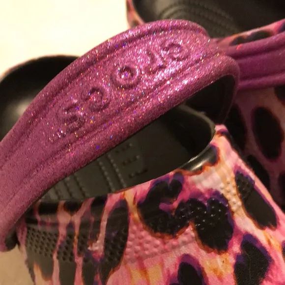 NWT PINK /PURPLE Classic Animal Print Crocs Youth size J6 Papaya Leopard shoes