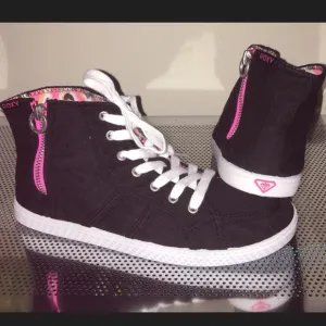 NWT Roxy black sneakers shoes Zipper Hi Top Sneakers Silver Glitter Logo Pink