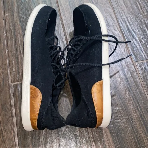 Olukai Manoa black shoe with laces