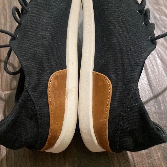 Olukai Manoa black shoe with laces