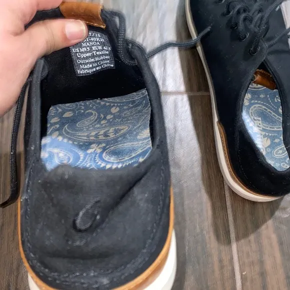 Olukai Manoa black shoe with laces