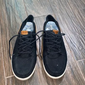 Olukai Manoa black shoe with laces
