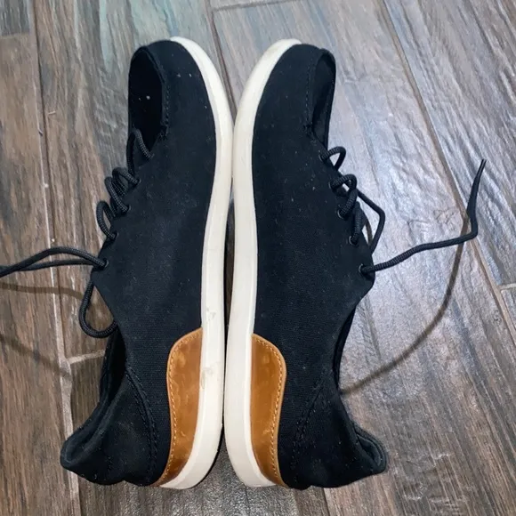 Olukai Manoa black shoe with laces